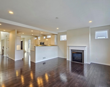 252 N Jefferson - Photo Thumbnail 2