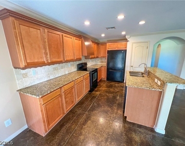 2032 Nw 5th Street - Photo Thumbnail 2