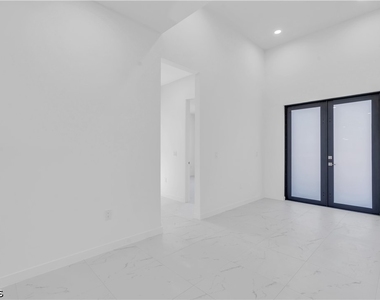 3617 Nw 38th Terrace - Photo Thumbnail 2