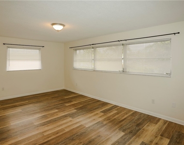 5654 Eichen Circle W - Photo Thumbnail 10