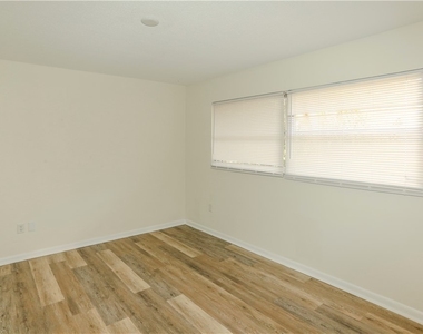 5654 Eichen Circle W - Photo Thumbnail 18