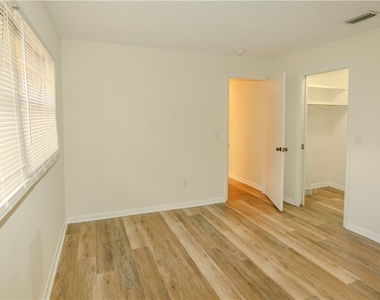 5654 Eichen Circle W - Photo Thumbnail 19