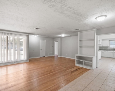 8410 Bob White Drive - Photo Thumbnail 2