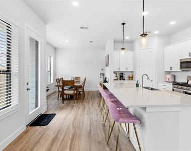 1530 Noble Park Drive - Photo Thumbnail 8