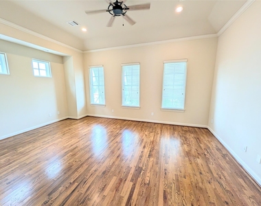 226 E 28th Street - Photo Thumbnail 21
