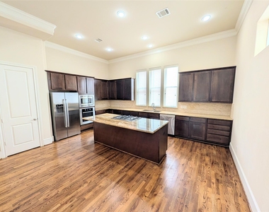 226 E 28th Street - Photo Thumbnail 8