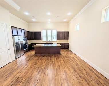 226 E 28th Street - Photo Thumbnail 7