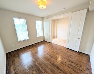 226 E 28th Street - Photo Thumbnail 3