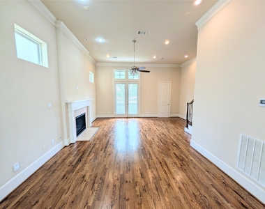 226 E 28th Street - Photo Thumbnail 12