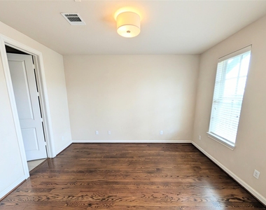 226 E 28th Street - Photo Thumbnail 2