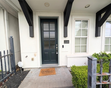 226 E 28th Street - Photo Thumbnail 1