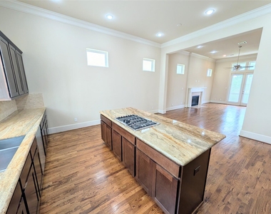 226 E 28th Street - Photo Thumbnail 10