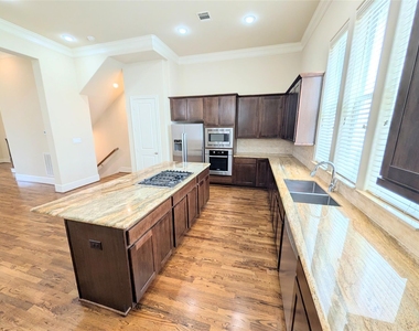 226 E 28th Street - Photo Thumbnail 9