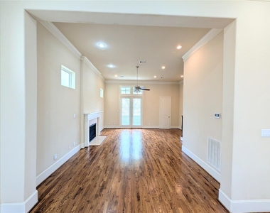 226 E 28th Street - Photo Thumbnail 11