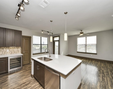 5454 Washington St Avenue - Photo Thumbnail 3