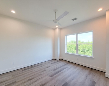 7705 Earl Rudder Way - Photo Thumbnail 23