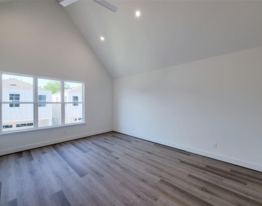 7705 Earl Rudder Way - Photo Thumbnail 12