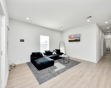 9732 Tuffly Street - Photo Thumbnail 4
