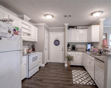 160 Varsity Drive - Photo Thumbnail 9