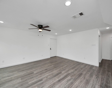 8213 Richland Drive - Photo Thumbnail 9