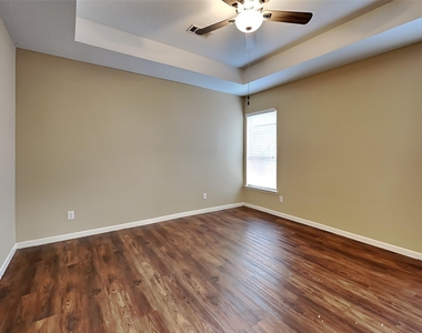 2306 Hollyfield Lane - Photo Thumbnail 10