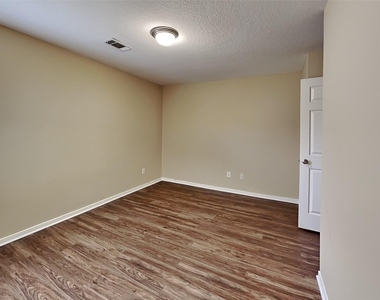 2306 Hollyfield Lane - Photo Thumbnail 16