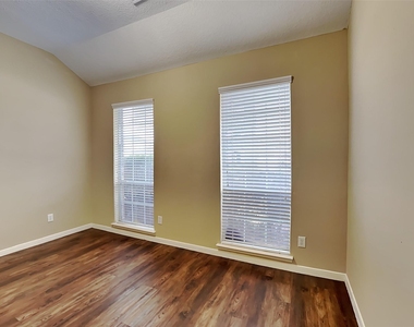 2306 Hollyfield Lane - Photo Thumbnail 8