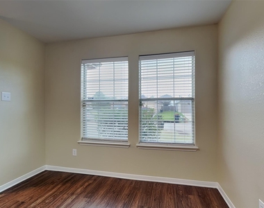 8102 Sweetstone Bluff Lane - Photo Thumbnail 4