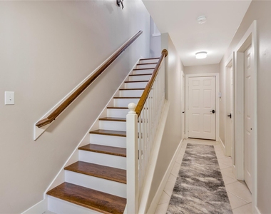 1207 Nagle Street - Photo Thumbnail 3