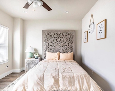 1740 Cove Crescent Court - Photo Thumbnail 3