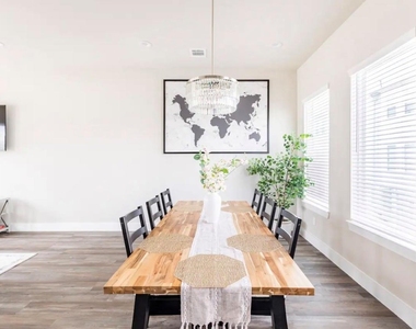 1740 Cove Crescent Court - Photo Thumbnail 2