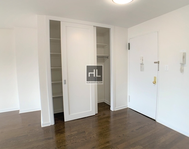 E 16 St - Photo Thumbnail 2