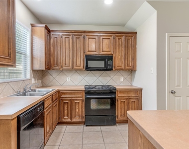 706 Woodport Lane - Photo Thumbnail 4