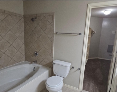 706 Woodport Lane - Photo Thumbnail 8