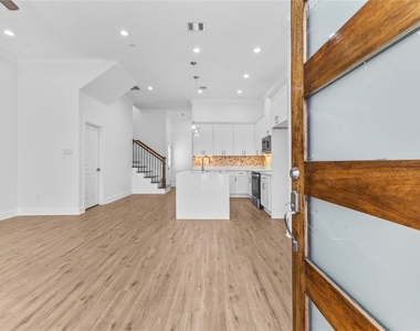 7805 Farnsworth Street - Photo Thumbnail 2