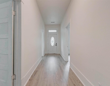 1302 Ross Street - Photo Thumbnail 2
