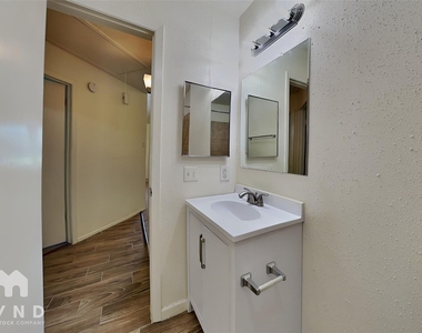 10002 Green Valley Lane - Photo Thumbnail 13