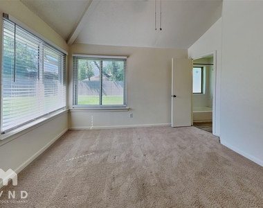 10002 Green Valley Lane - Photo Thumbnail 6