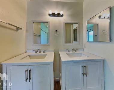 10002 Green Valley Lane - Photo Thumbnail 8