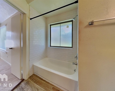 10002 Green Valley Lane - Photo Thumbnail 9