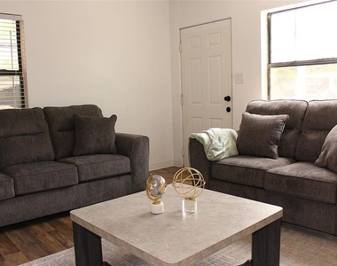 520 Hacienda Court - Photo Thumbnail 5