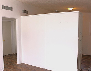 520 Hacienda Court - Photo Thumbnail 6