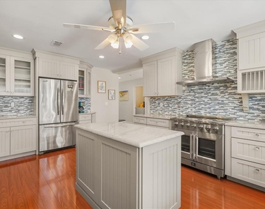 9118 Edgewater Drive - Photo Thumbnail 13