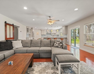 9118 Edgewater Drive - Photo Thumbnail 5