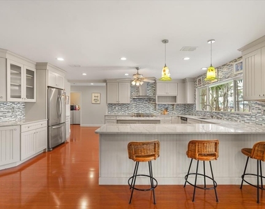 9118 Edgewater Drive - Photo Thumbnail 7