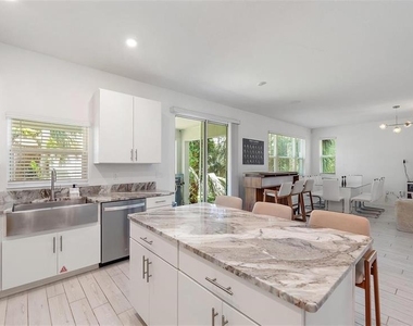 2587 Temple Street - Photo Thumbnail 7