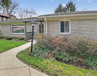 462 Greenhurst Dr - Photo Thumbnail 1