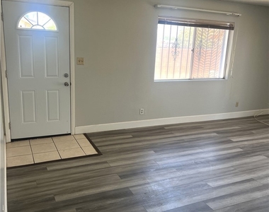 1309 E Cartier Avenue - Photo Thumbnail 4