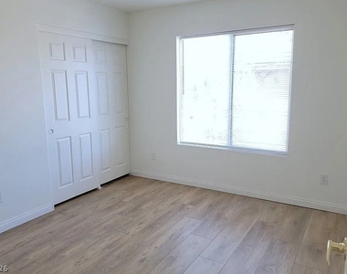 1022 Lone Pine River Avenue - Photo Thumbnail 4
