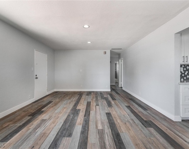 1921 Franklin Avenue - Photo Thumbnail 4